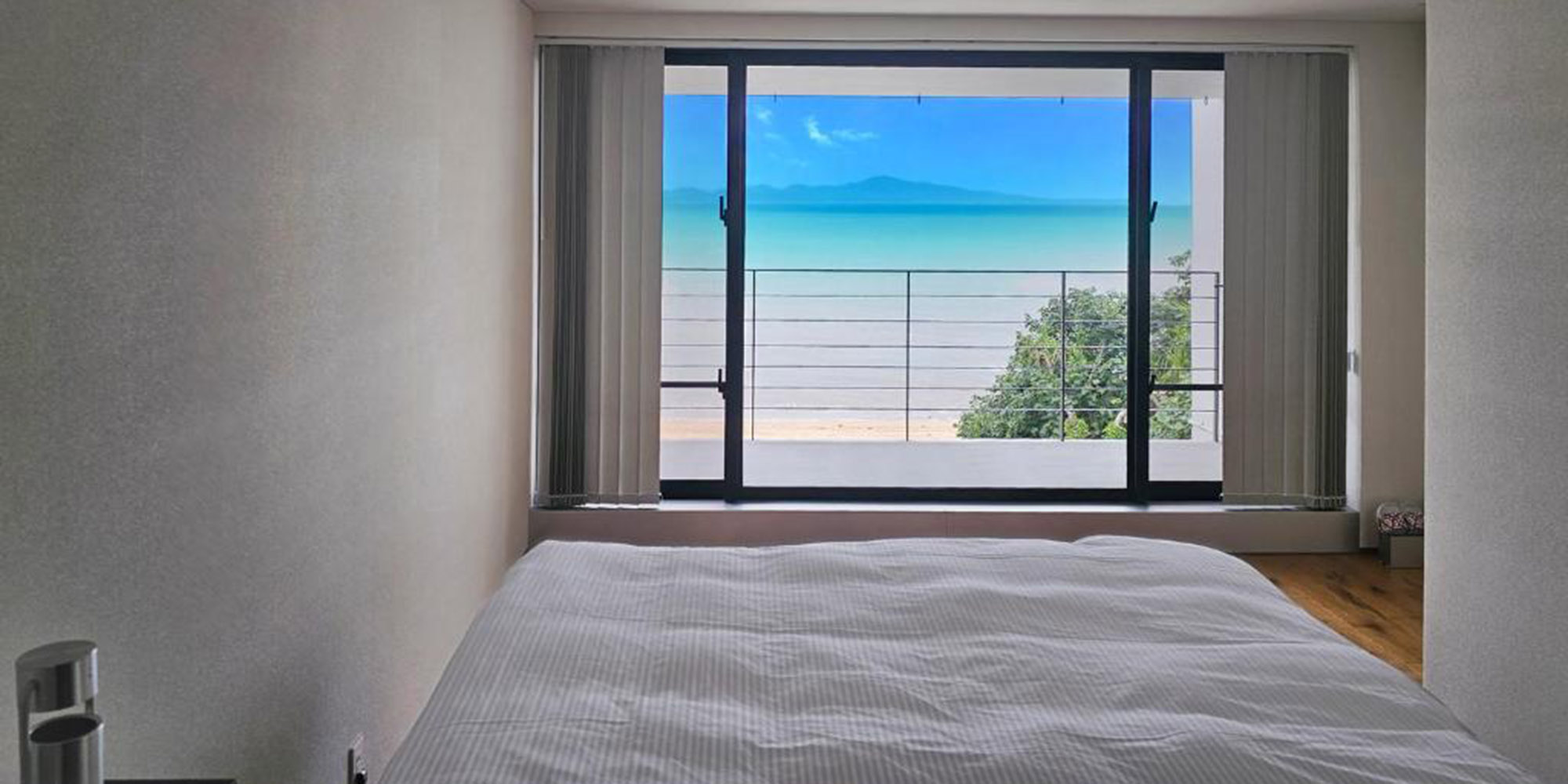 海が目の前に見えるベッドルーム